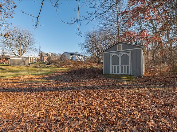 5th image of 615 Fairview St