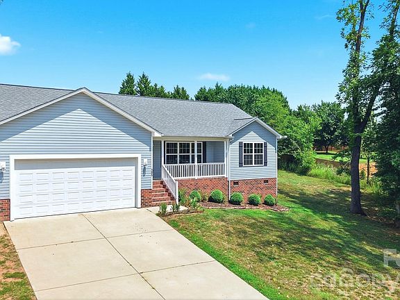 3rd image of 105 Hidden Spring Dr