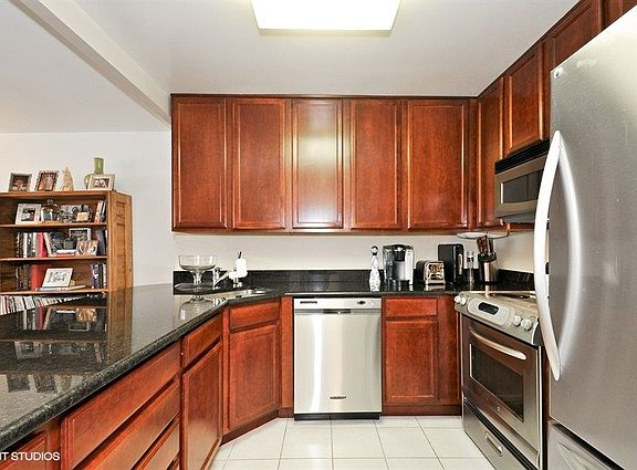 4th image of 525 W Hawthorne Pl APT 1506