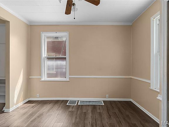 4th image of 2622 Lyle Ave
