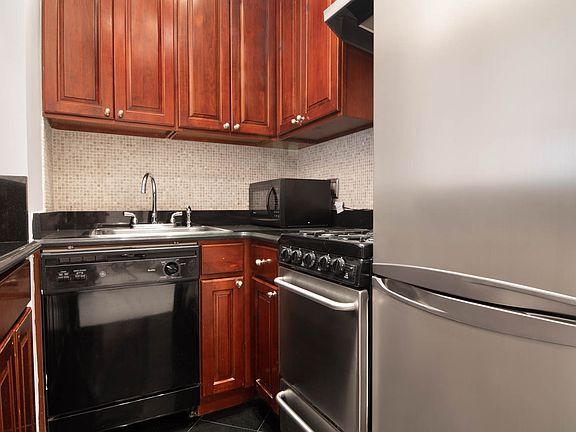 3rd image of 145 W 58th St #9H