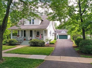 17 W Elm Ave, Roselle, IL 60172