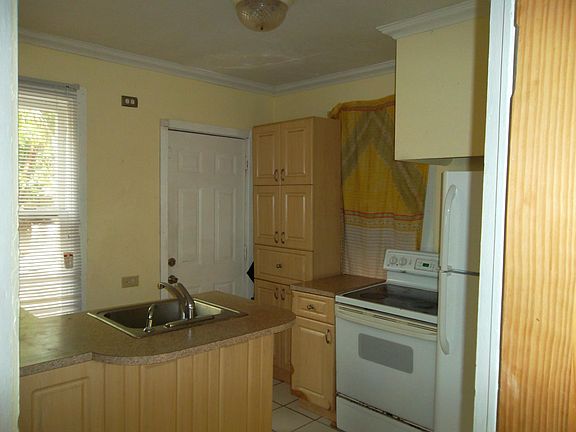 4th image of 3188 Plaza St