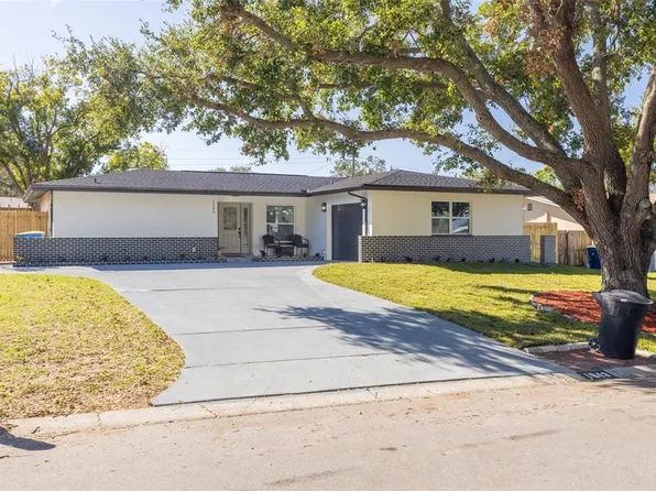 1643 Souvenir Dr, Clearwater, FL 33755