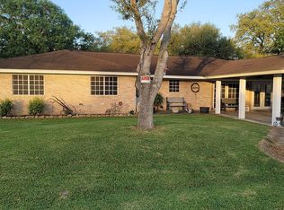 315 S Trinity St, Edna, TX 77957