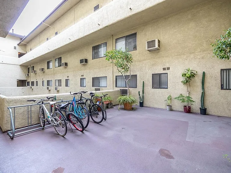 Las Casitas Apartments — Photo 9