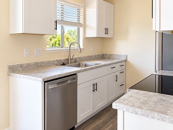 3rd image of 1002 Railroad Ave APT 6