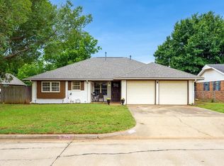 2401 Ridgewood Dr, Moore, OK 73160