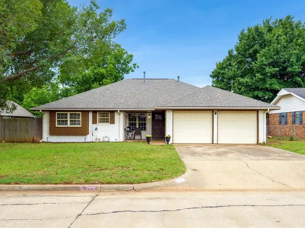 2401 Ridgewood Dr, Moore, OK 73160