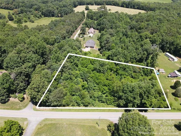 3108 Windy Cedar Dr, Hamptonville, NC 27020