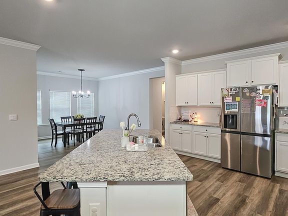 5th image of 14090 New Castle Dr
