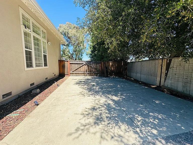 388 Knowles Dr — Photo 13