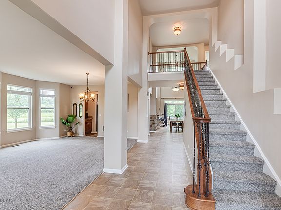 This beautiful 2 story foyer will WOW all of your guests as soon as they enter.