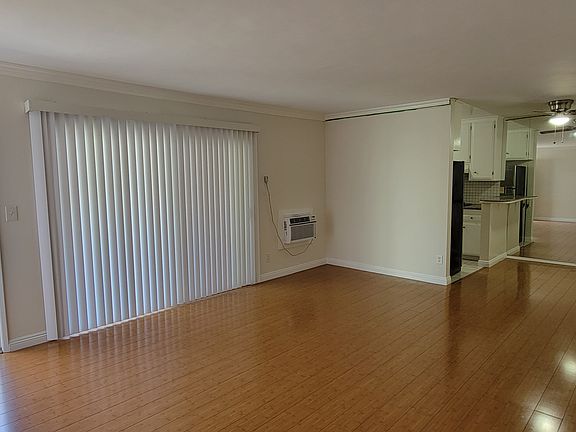 3rd image of 1834 Thayer Ave #6