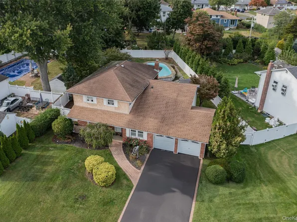 21 E Hill Drive, Smithtown, NY 11787