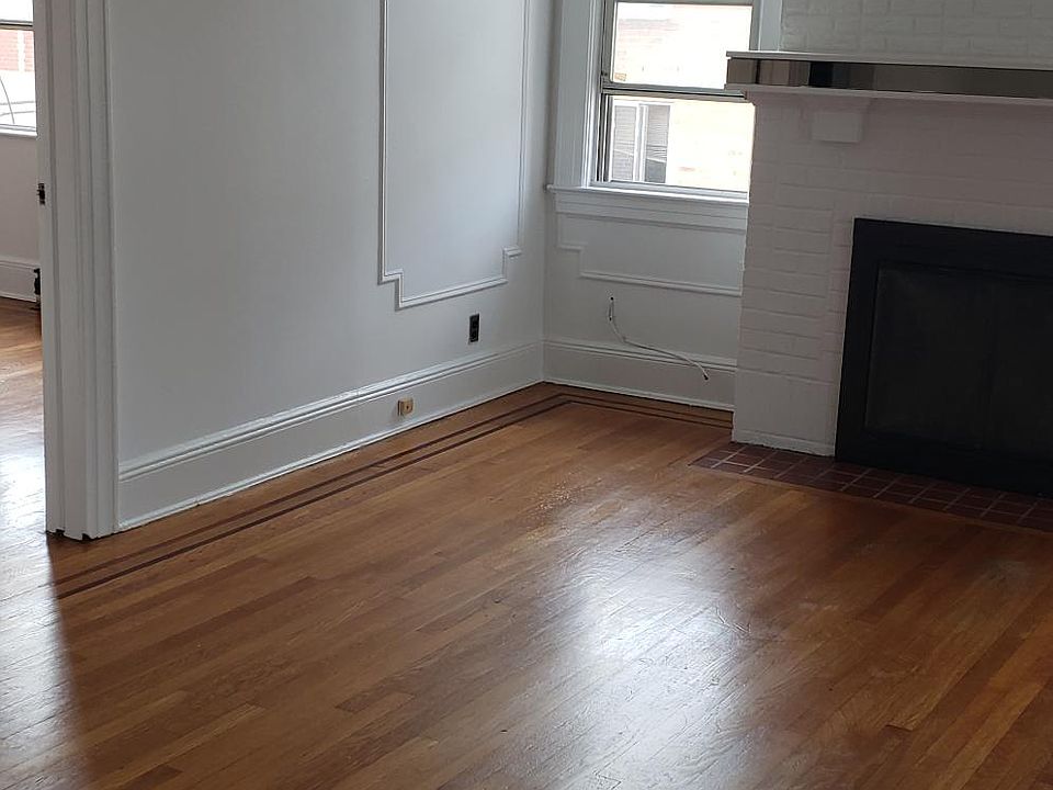 entrance to the apartment, living room with fireplace (not in operation)