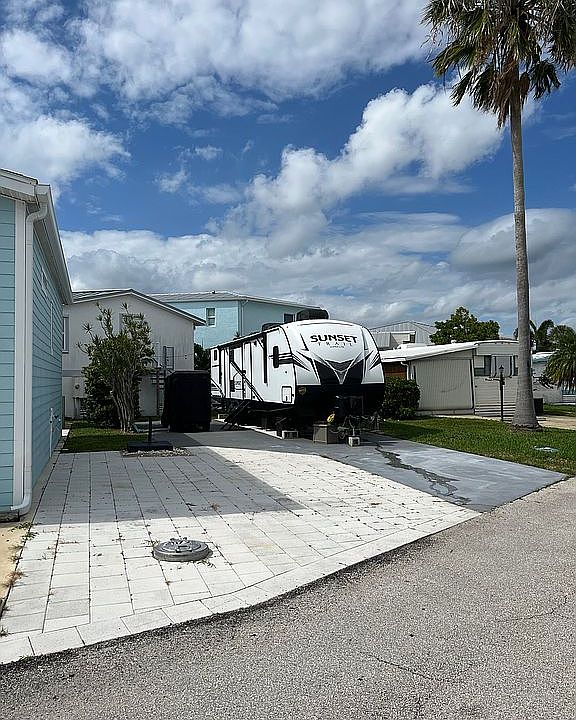 1st image of 1172 Nettles Blvd