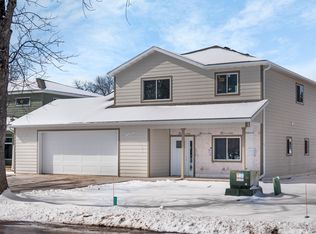 629 N 25th St, Grand Forks, ND 58203