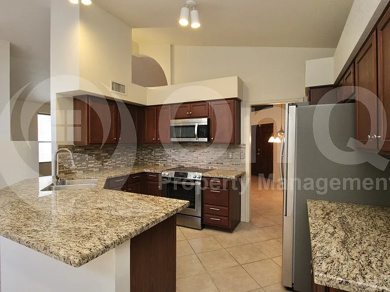 315 W Marconi Ave — Photo 3