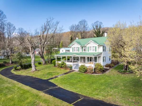 156 Page St, Ansted, WV 25812