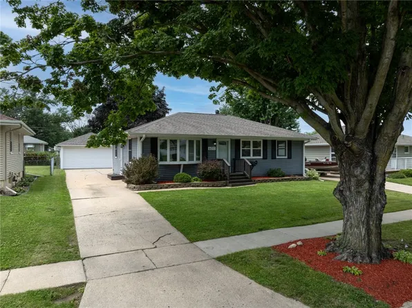 400 29th St NW, Cedar Rapids, IA 52405