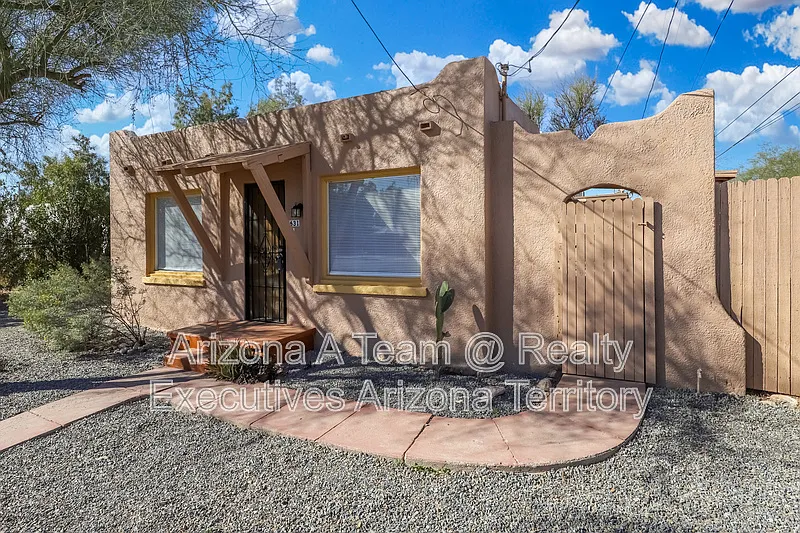 2 bed, 1.0 bath, 636 sqft, $1,225 — Photo 2