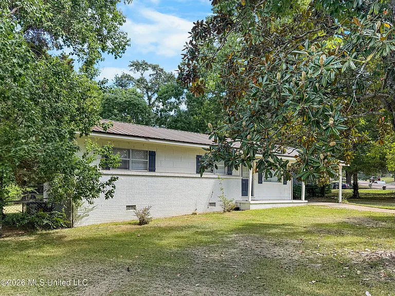 107 Ann Dr — Photo 2