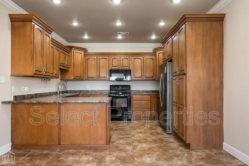 3 bed, 2.0 bath, 2276 sqft, $2,200 — Photo 4