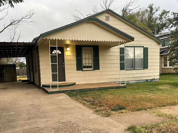 1009 Travis St, Plainview, TX 79072