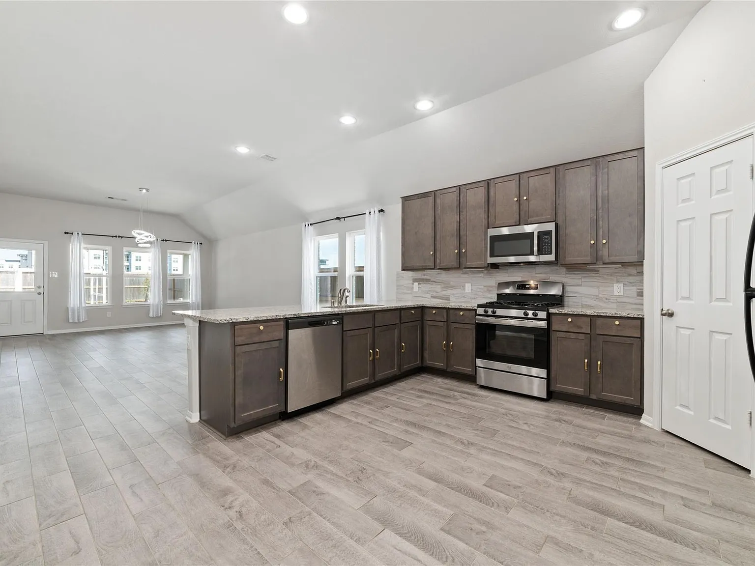 4 bed, 3.0 bath, 1913 sqft, $2,450 — Photo 4
