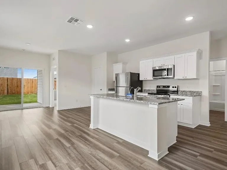 2211 Meadow Park Dr — Photo 6