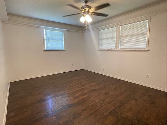 5th image of 403 Live Oak St