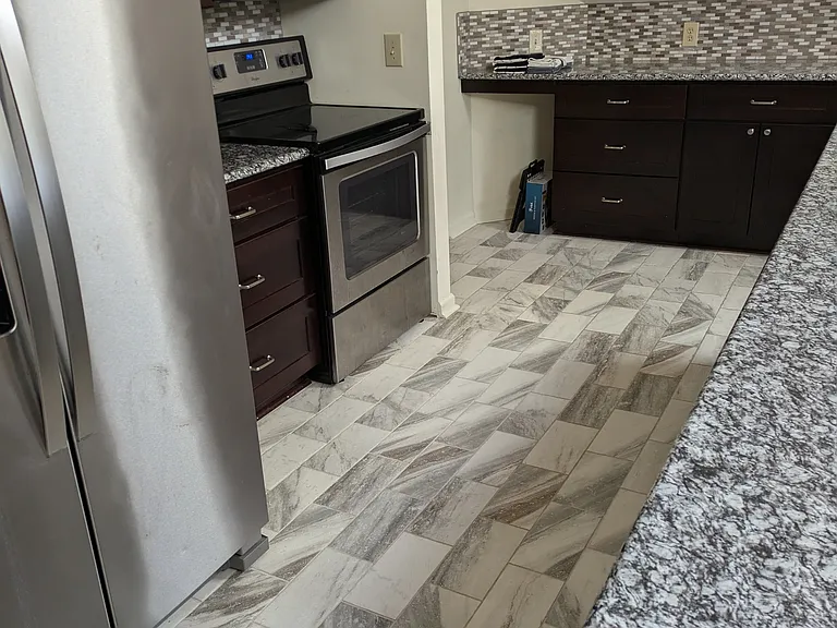 Tiled kitchen area, granite counters, stainless appliances