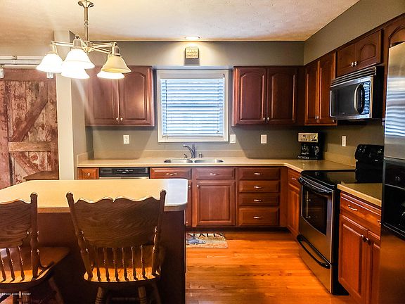 3rd image of 504 Oakridge Dr