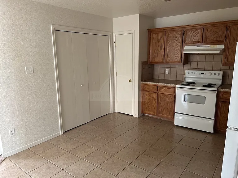 502 Primrose Dr — Photo 7