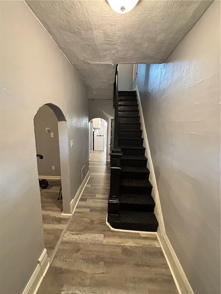 Building Photo - 247 Rochelle St