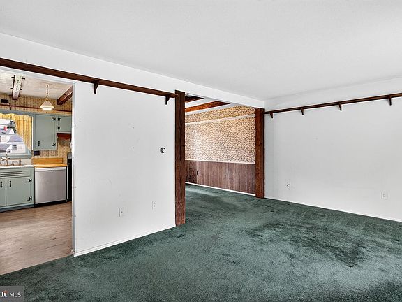 4th image of 6 Wickford Ave