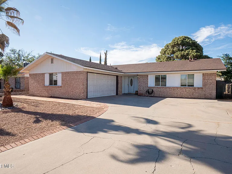 10805 Hitchcock Ave — Photo 2