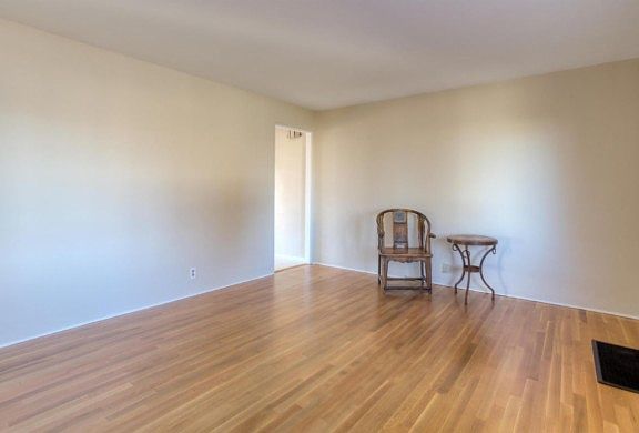 3rd image of 1524 Bryn Mawr Dr NE