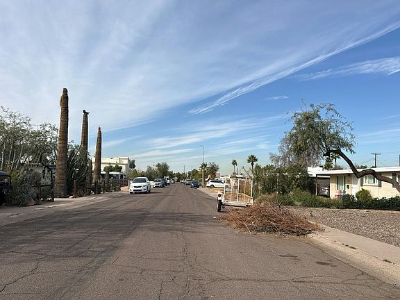 4th image of 800 W 12th St