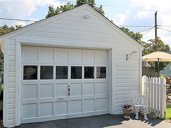 2nd image of 215 Brockley Rd