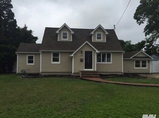 590 Pease Ln, West Islip, NY 11795