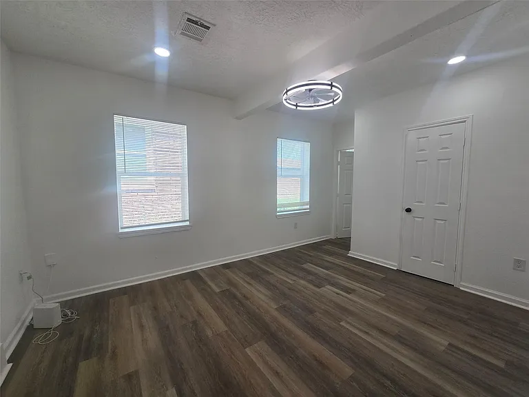 5102 Avenue L — Photo 16