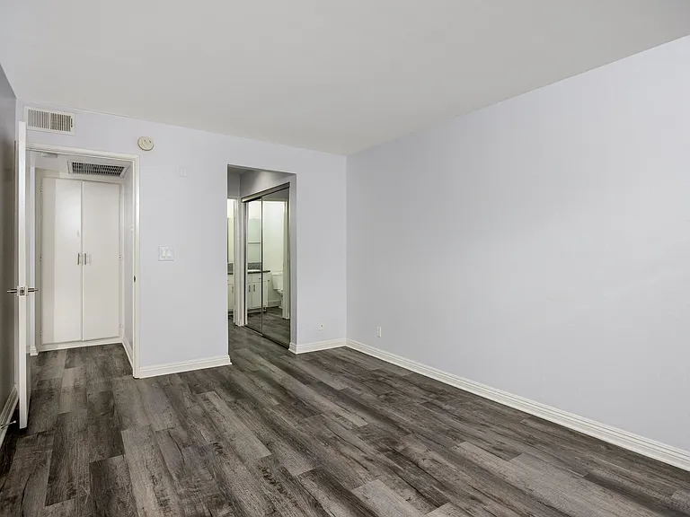 Hawthorne Apartments — Photo 35