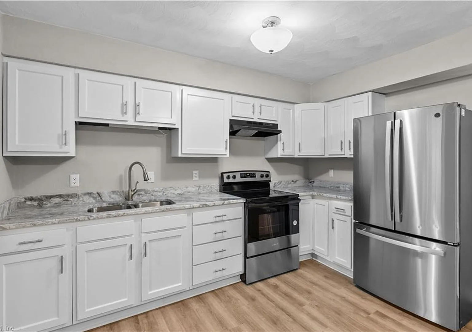 Updated Townhome in Virginia Beach — Photo 3