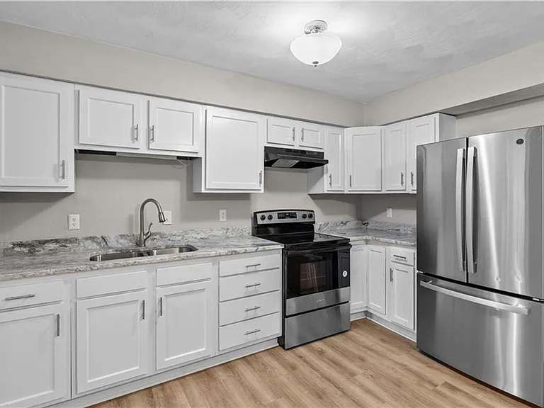 811 S Grosvenor Ct — Photo 3