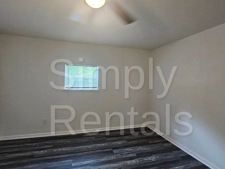 403 Main St E — Photo 17