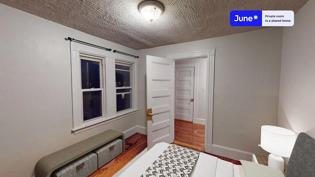 Queen bedroom in 6 bed/2 bath home in Allston #1235 D — Photo 1
