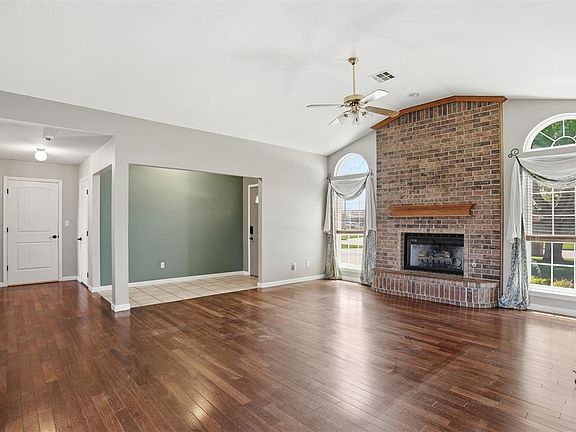 4th image of 901 N Towne Cir