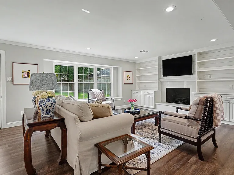 726 Thistlewood Dr — Photo 3